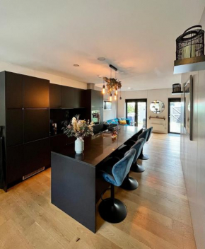 Central Townhouse, Free Parking, Close to AO arena